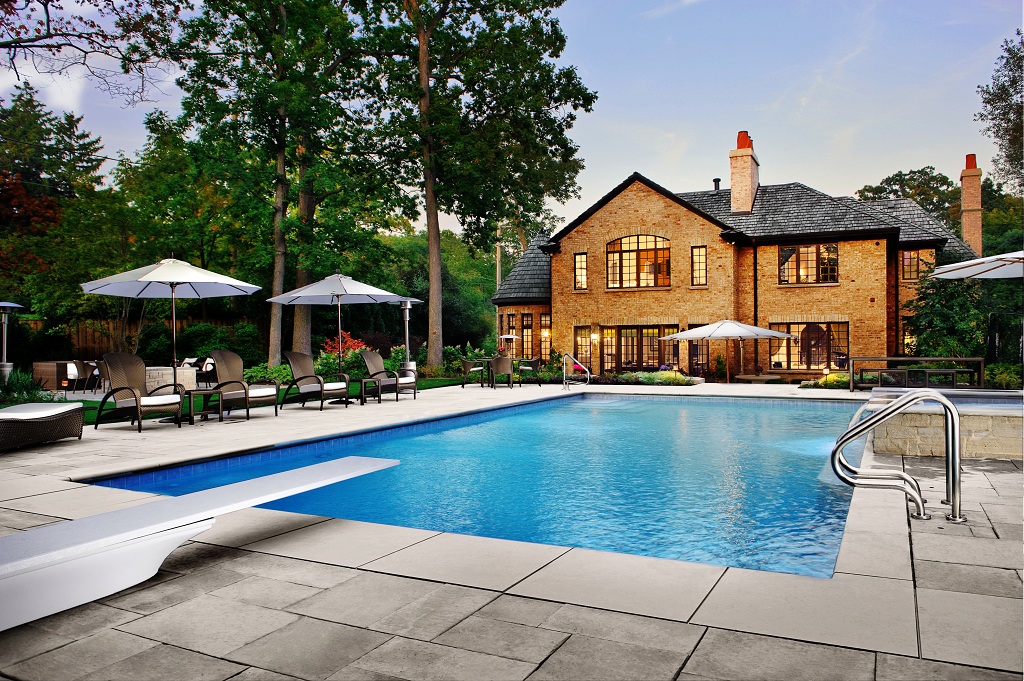 Highland Park, IL Swimming Pool and Raised Square Spa